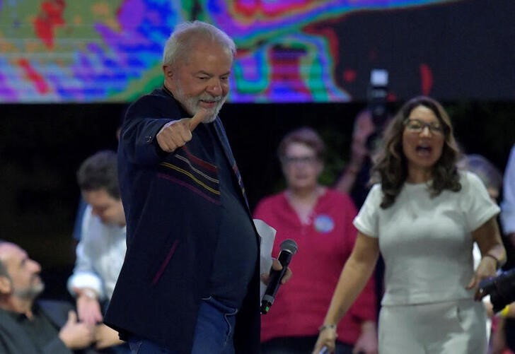 &copy; Reuters. IMAGEN DE ARCHIVO. El expresidente de Brasil, Luiz Inácio Lula da Silva, gesticula durante un mitin de campaña acompañado por su esposa Janja, como candidato previo a las elecciones nacionales en la plaza Estacao en Belo Horizonte, Brasil, 18 de agosto