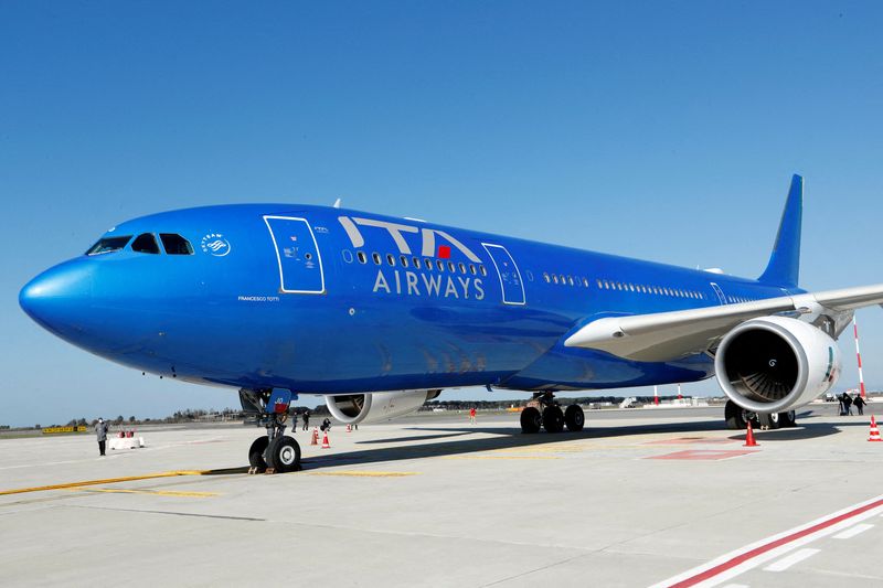 &copy; Reuters. Un velivolo ITA Airways sulla pista dell'Aeroporto Fiumicino di Roma. REUTERS/Remo Casilli