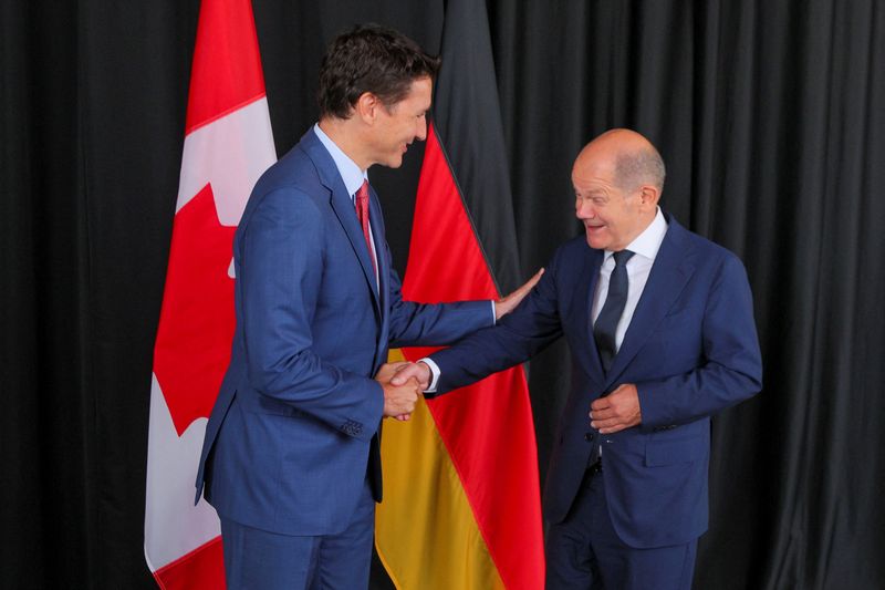 © Reuters. Canada's Prime Minister Justin Trudeau shakes hands with Germany's Chancellor Olaf Scholz during their meeting at the Montreal Science Centre in Montreal, Quebec, Canada August 22, 2022.  REUTERS/Christinne Muschi