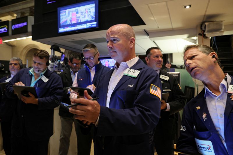 © Reuters. Traders work on the floor of the New York Stock Exchange (NYSE) in New York City, U.S., August 22, 2022.  REUTERS/Brendan McDermid