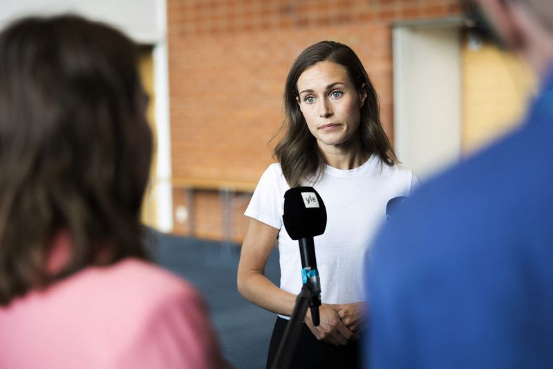 &copy; Reuters. FOTO DE ARCHIVO. La primera ministra de Finlandia, Sanna Marin, habla con miembros de los medios de comunicación en Kuopio, Finlandia. 18 de agosto de 2022. Matias Honkamaa/Lehtikuva/vía REUTERS