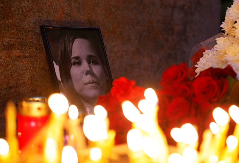 © Reuters. Flowers and candles are placed next to a portrait of media commentator Darya Dugina, who was killed in a car bomb attack, in Moscow, Russia August 22, 2022. REUTERS/Maxim Shemetov
