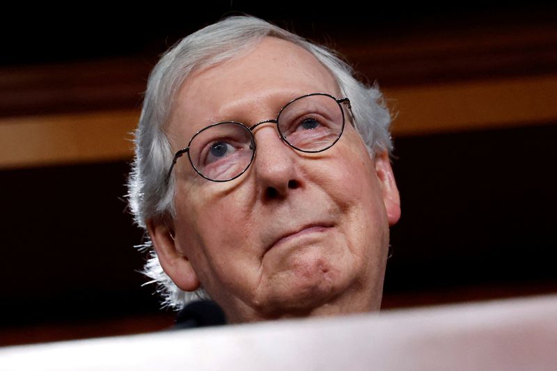 &copy; Reuters. Imagen de archivo del líder de minoría del Senado de Estados Unidos, Mitch McConnell, hablando ante periodistas durante su conferencia de prensa semanal después del almuerzo del Partido Republicano en el Capitolio de Estados Unidos, en Washington, Esta