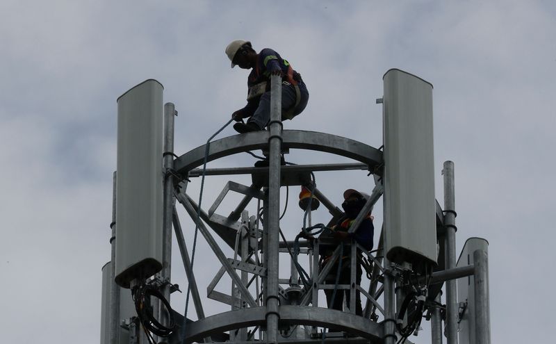 © Reuters. Técnicos trabalham em torre de telefonia
08/08/2018
REUTERS/Erik De Castro