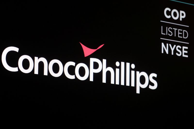 &copy; Reuters. FOTO DE ARCHIVO: Una pantalla muestra el logo de ConocoPhillips en el piso de la Bolsa de Valores de Nueva York (NYSE) en la ciudad de Nueva York, EEUU