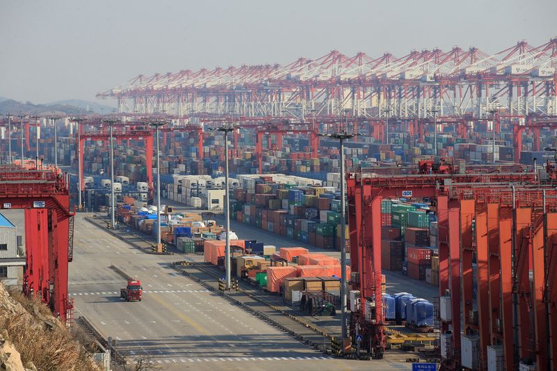 © Reuters. FILE PHOTO: Containers are seen at the Yangshan Deep Water Port, part of the Shanghai Free Trade Zone, in Shanghai, China, February 13, 2017. REUTERS/Aly Song