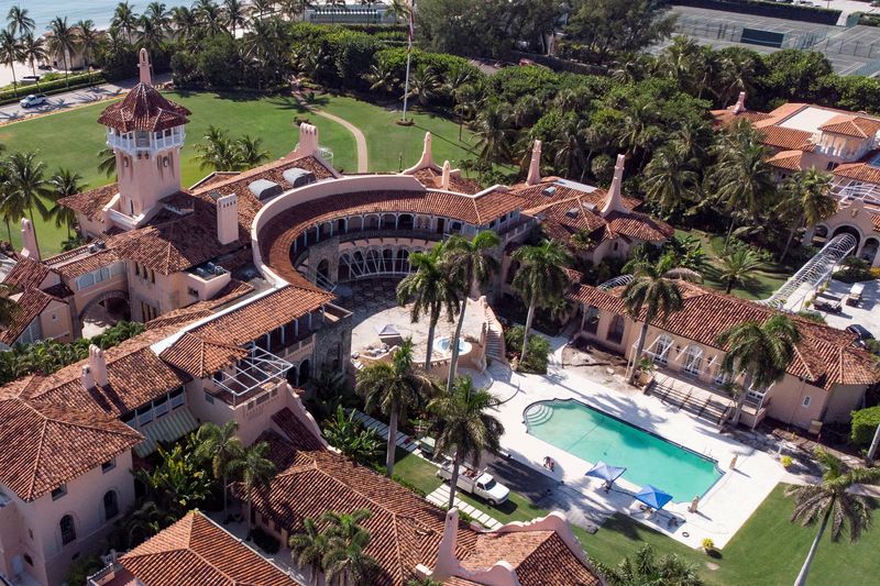 &copy; Reuters. Une vue aérienne de la maison Mar-a-Lago de l'ancien président américain Donald Trump à Palm Beach, en Floride. Le gouvernement américain a récupéré au domicile floridien de l'ancien président plus de 300 documents portant la mention "classifié"