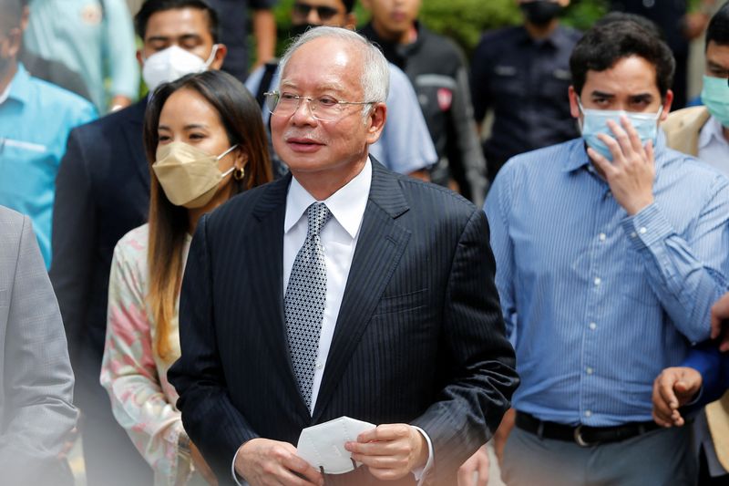 © Reuters. Former Malaysian Prime Minister Najib Razak walks out from the Federal Court during a court break, in Putrajaya, Malaysia August 23, 2022. REUTERS/Lai Seng Sin