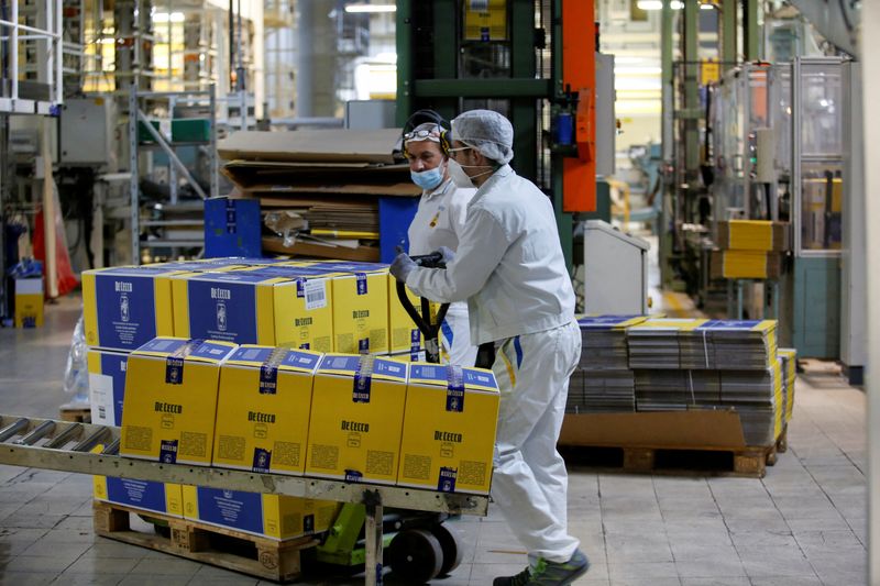 &copy; Reuters. FILE PHOTO: A worker transports packaged pasta at De Cecco's factory in Fara San Martino, Italy, November 29, 2021. REUTERS/Remo Casilli