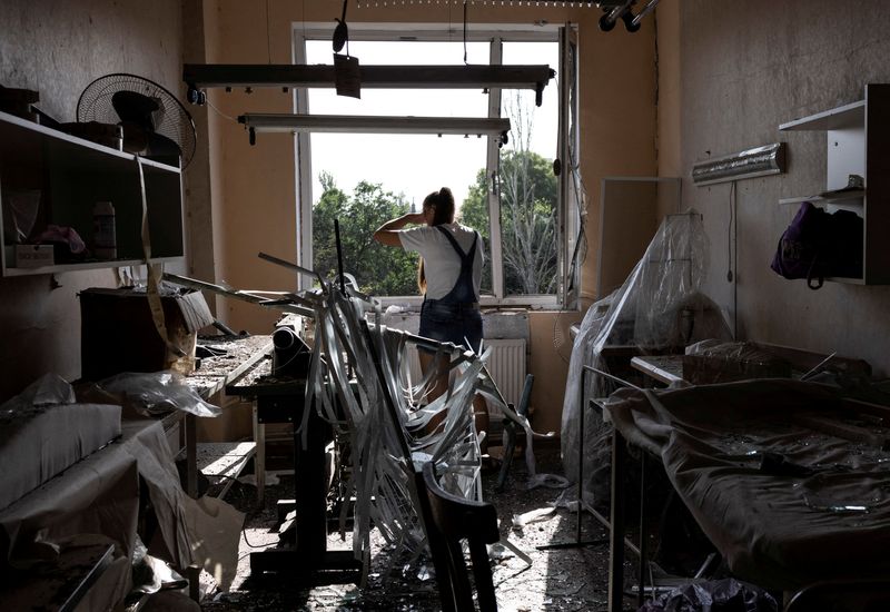 &copy; Reuters. صاحبة مشروع تجاري في مدينة ميكولايف تتفقد آثار الدمار الذي لحق بمكانها جراء قصف روسي في 22 أغسطس آب 2022. رويترز