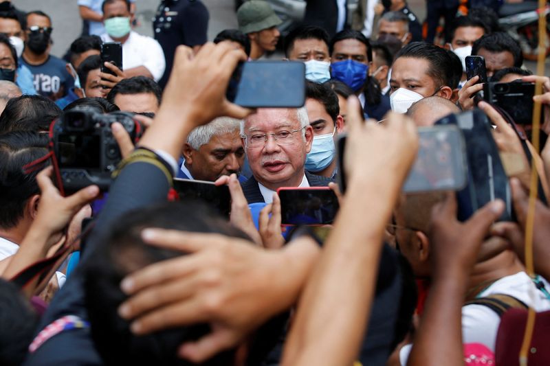 &copy; Reuters. Former Malaysian Prime Minister Najib Razak speaks to journalists outside the Federal Court during a court break, in Putrajaya, Malaysia August 23, 2022. REUTERS/Lai Seng Sin