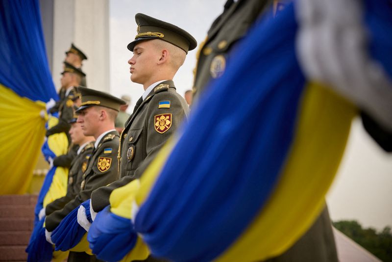 &copy; Reuters. Sur cette photo, des membres de la garde d'honneur assistent à une cérémonie marquant la Journée du drapeau d'État. La Russie a mené des frappes aériennes et d'artillerie dans la région de Zaporijjia, selon des déclarations de l'état-major ukrai