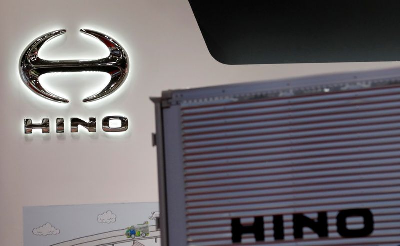 &copy; Reuters. FOTO DE ARCHIVO. El logo de Hino Motors aparece en la 45ª edición del Salón del Automóvil de Tokio, en Tokio, Japón