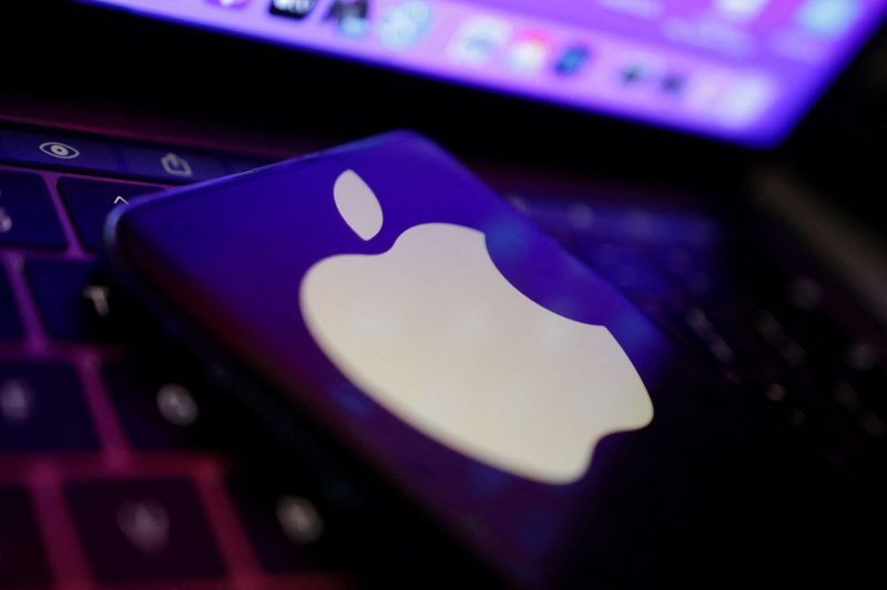 &copy; Reuters. FOTO DE ARCHIVO. Imagen de ilustración del logo de Apple sobre una computadora MacBook. 22 de agosto de 2022. REUTERS/Dado Ruvic