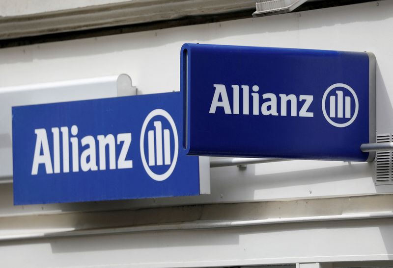 &copy; Reuters. Il logo di Allianz è visibile su un edificio a Parigi, Francia, 30 aprile 2020.  REUTERS/Charles Platiau