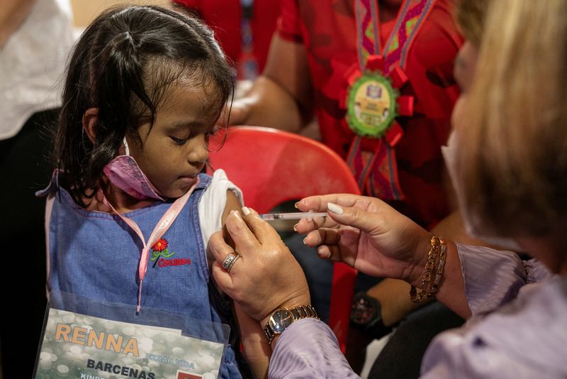 &copy; Reuters. A student receives a dose of the Pfizer coronavirus disease (COVID-19) vaccine on the first day of in-person classes at a public school in San Juan City, Philippines, August 22, 2022. REUTERS/Eloisa Lope