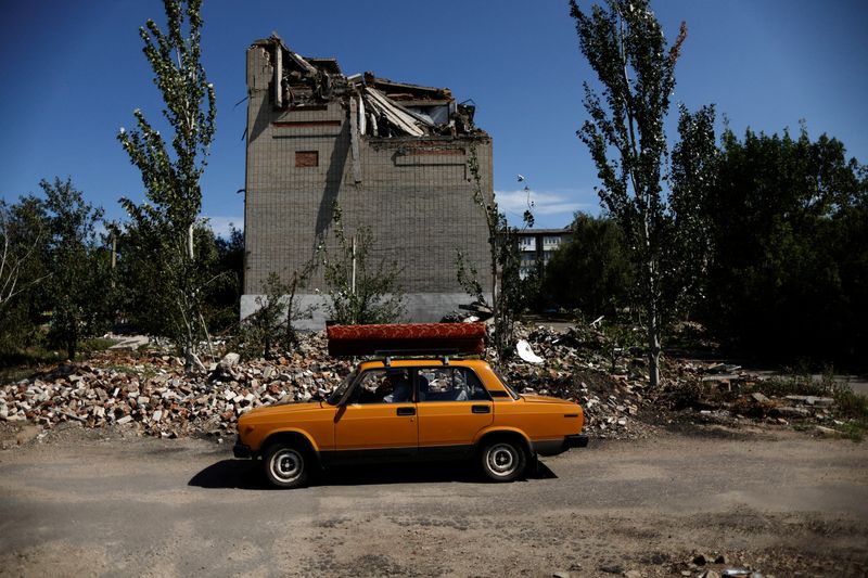 &copy; Reuters. FOTO DE ARCHIVO: Un coche circula frente a una casa destrozada mientras continúan los ataques en Toretsk, en la región de Donetsk, Ucrania, el 22 de agosto de 2022. REUTERS/Ammar Awad