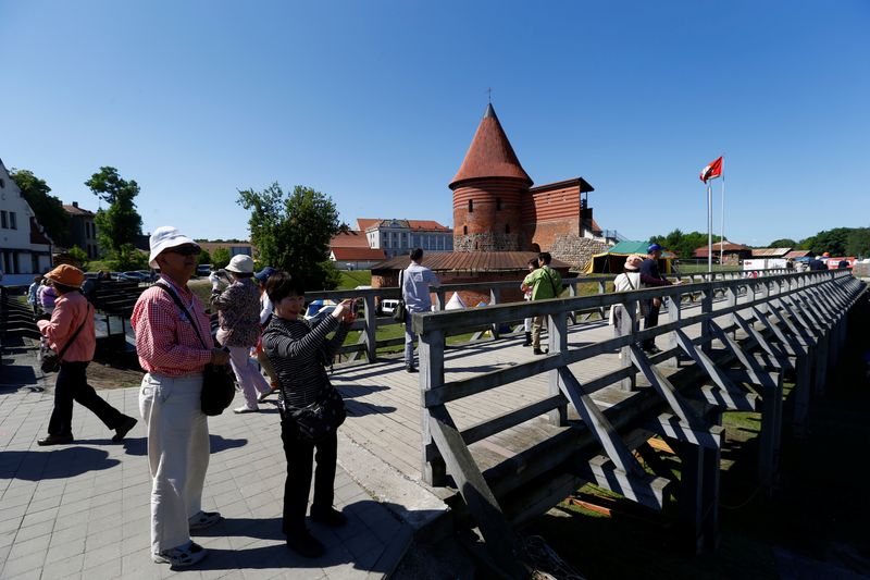 &copy; Reuters. FOTO DE ARCHIVO: Turistas durante los Días de la Hansa, un festival medieval, en Kaunas, Lituania, 20 de mayo de 2018. REUTERS/Ints Kalnins