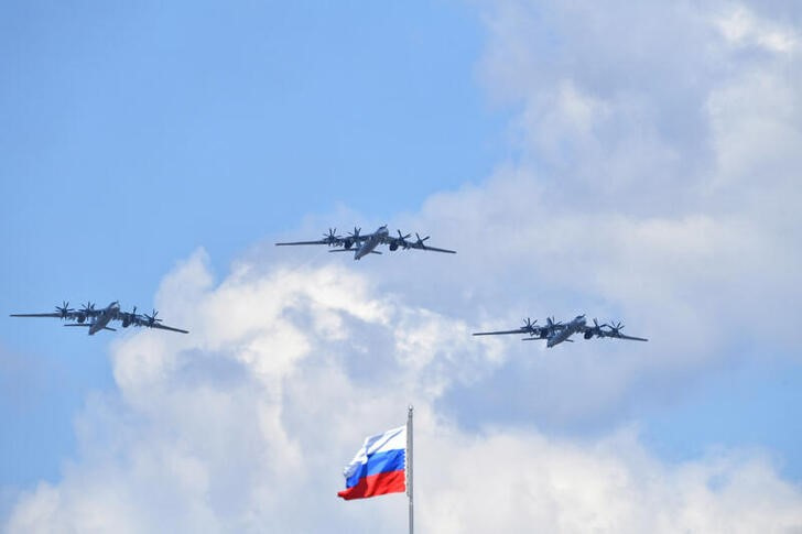 &copy; Reuters. Imagen de archivo de bombarderos estratégicos rusos Tu-95MS durante el desfile del Día de la Victoria en Moscú, Rusia. 24 junio 2020. Mikhail Voskresenskiy