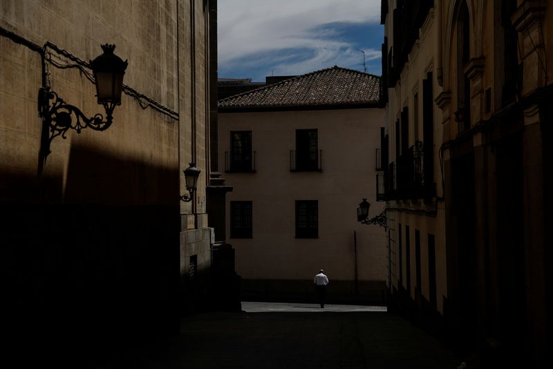 &copy; Reuters. FOTO DE ARCHIVO: Un hombre camina en una calle vacía en Madrid, España, 10 de junio de 2022. REUTERS/Susana Vera