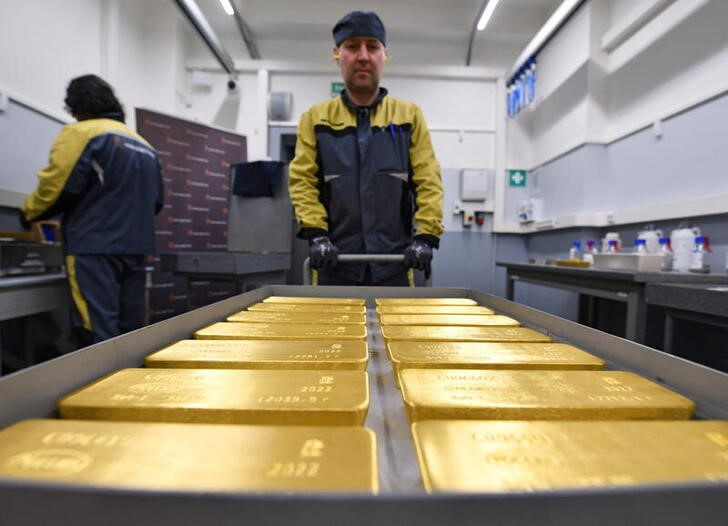 &copy; Reuters. Imagen de archivo de lingotes de oro manipulados por un operario en la planta de metales no ferrosos Krastsvetmet en la ciudad siberiana de Krasnoyarsk, Rusia. 10 marzo 2022. REUTERS/Alexander Manzyuk
