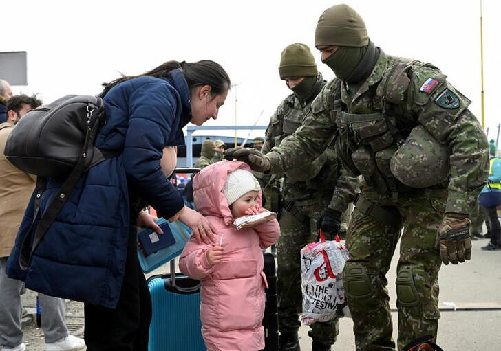 &copy; Reuters. Imagen de archivo de militares eslovacos ayudando a los refugiados ucranianos que llegan a Vysne Nemecke, Eslovaquia. 26 febrero 2022. REUTERS/Radovan Stoklasa