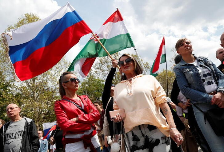 &copy; Reuters. Imagen de archivo de manifestantes prorrusos con banderas de Rusia y Hungría durante una marcha en Budapest, Hungría.