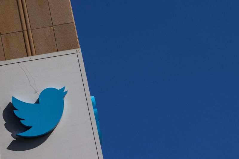 &copy; Reuters. A Twitter logo is seen outside the company's headquarters in San Francisco, California, U.S., April 25, 2022. REUTERS/Carlos Barria/File Photo