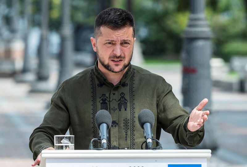 &copy; Reuters. El presidente de Ucrania, Volodímir Zelenski, asiste a una rueda de prensa conjunta con el presidente de Polonia, Andrzej Duda, en medio del ataque de Rusia a Ucrania, en Kiev, Ucrania. 23 de agosto de 2022. REUTERS/Viacheslav Ratynskyi