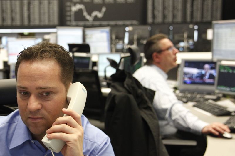 &copy; Reuters. Wall Street est attendue sans grand changement mardi, tandis que les Bourses européennes évoluent en baisse à mi-séance. Les futures sur indices new-yorkais signalent une ouverture de Wall Street en hausse de 0,05% pour le Dow Jones, de 0,04% pour le 