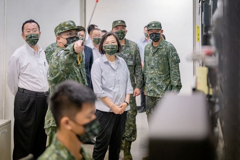 © Reuters. Taiwan's President Tsai Ing-wen visits soldiers at a military base in New Taipei City, Taiwan in this handout picture released August 23, 2022. Taiwan Presidential Office/Handout via REUTERS 