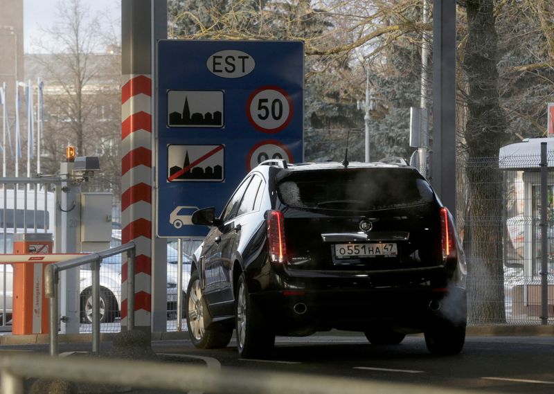 &copy; Reuters. Un'auto attraversa il confine tra Russia ed Estonia a Narva. 25 gennaio 2017.  REUTERS/Ints Kalnins/File Photo