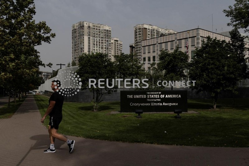 &copy; Reuters. Un uomo passa vicino all'ambasciata statunitense in Ucraina a Kiev. 23 agosto 2022  REUTERS/Valentyn Ogirenko