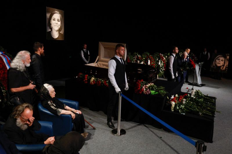 &copy; Reuters. El politólogo e ideólogo ruso Alexander Dugin llora a su hija Darya Dugina, que murió en un atentado con coche bomba, durante un servicio conmemorativo en Moscú, Rusia. 23 de agosto, 2022. REUTERS/Maxim Shemetov