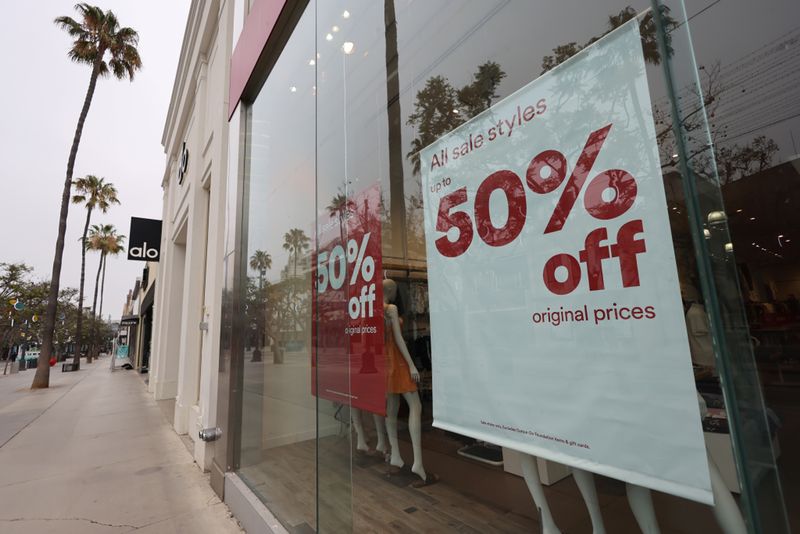 &copy; Reuters. Loja de varejo exibe cartaz de desconto nos preços, em Santa Monica, EUA
16/06/2022 REUTERS/Lucy Nicholson