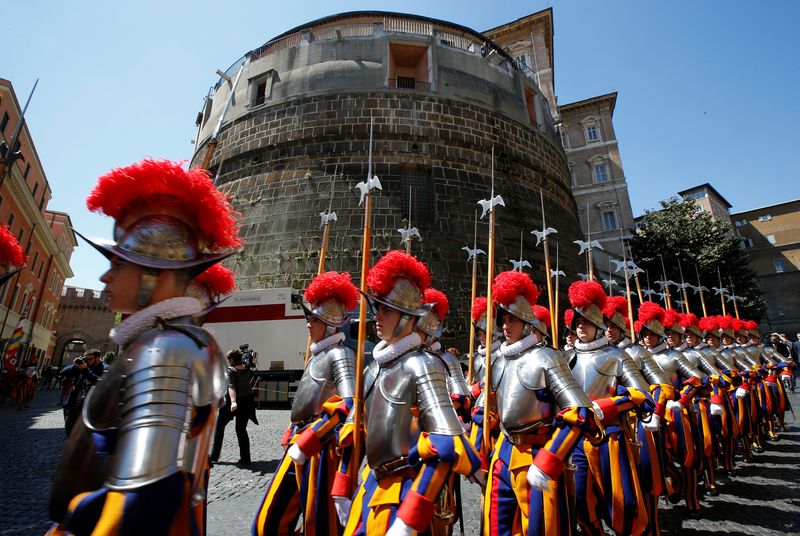 © Reuters. FILE PHOTO: The Vatican's elite Swiss Guards march in front of the Vatican bank tower at the Vatican,  May 6, 2014. REUTERS/Tony Gentile/File Photo