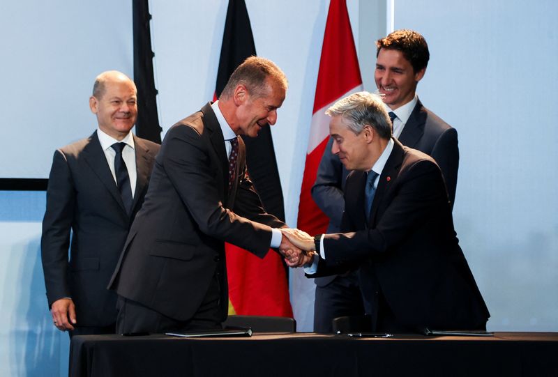 &copy; Reuters. Dr. Herbert Diess, CEO and Chairman of the Board of Management of Volkswagen AG, and Canada's Minister of Innovation, Science and Industry Francois-Philippe Champagne shake hands during the signing of a memorandum of understanding as Canada's Prime Minist