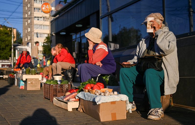 &copy; Reuters. Vendedores de vegetais e outros alimento em rua de Izhevsk, Rússia
19/08/2022. REUTERS/Alexey Malgavko
