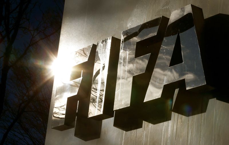 &copy; Reuters. Imagen de archivo del sol reflejado en el logotipo de la FIFA frente a la sede de la FIFA en Zúrich, Suiza. 19 de noviembre, 2015. REUTERS/Arnd Wiegmann/Archivo