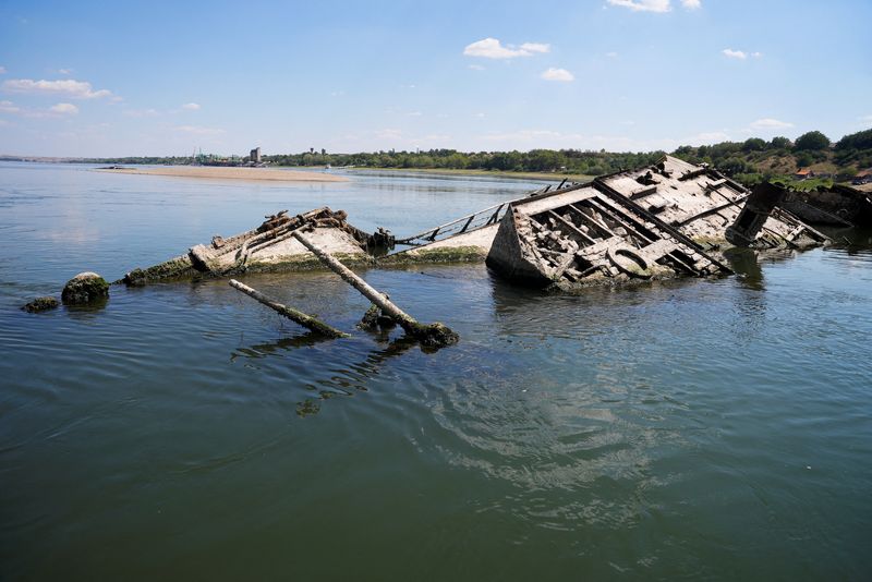 &copy; Reuters. حطام سفينة حربية ألمانية من الحرب العالمية الثانية في الدانوب في براخوفو بصربيا يوم 18 أغسطس آب 2022. تصوير: فيدجا جرولوفيتش - رويترز