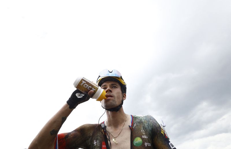 &copy; Reuters. FOTO DE ARCHIVO: El ciclista esloveno Primoz Roglic bebe agua tras la undécima etapa del Tour de Francia 2022 entre Albertville y Col du Granon Serre Chevalier, Francia, el 13 de julio de 2022. REUTERS/Christian Hartmann/Pool