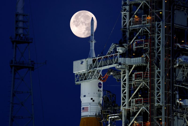 &copy; Reuters. FOTO DE ARCHIVO: Una luna llena, conocida como la "Luna de fresa" se muestra con el cohete lunar de próxima generación de la NASA, el Sistema de Lanzamiento Espacial (SLS) Artemis 1, en el Centro Espacial Kennedy en Cabo Cañaveral, Florida, Estados Uni