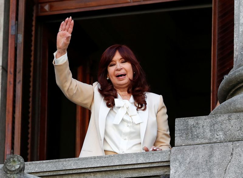 © Reuters. Argentine Vice President Cristina Fernandez de Kirchner greets supporters gathered outside the National Congress, after she gave a speech via social media, defending herself from allegations against her in a corruption case, in Buenos Aires, Argentina, August 23, 2022. REUTERS/Agustin Marcarian