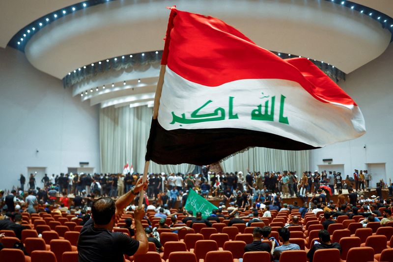 &copy; Reuters. أنصار للزعيم العراقي مقتدى الصدر في مقر البرلمان في بغداد يوم 30 يوليو تموز 2022. تصوير: ثائر السوداني - رويترز. 