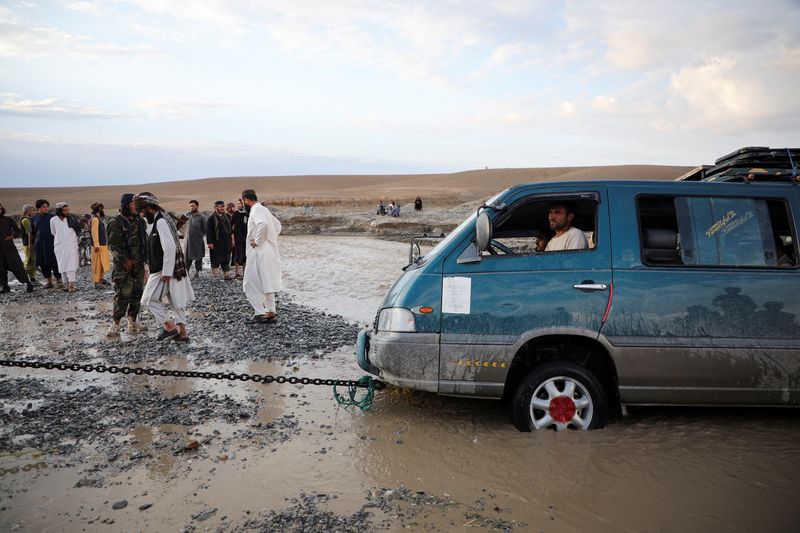 &copy; Reuters. سيارة أثناء سحبها من مياه موحلة بفعل فيضانات في افغانستان في صورة بتاريخ 21 اغسطس اب 2022. تصوير رويترز. 