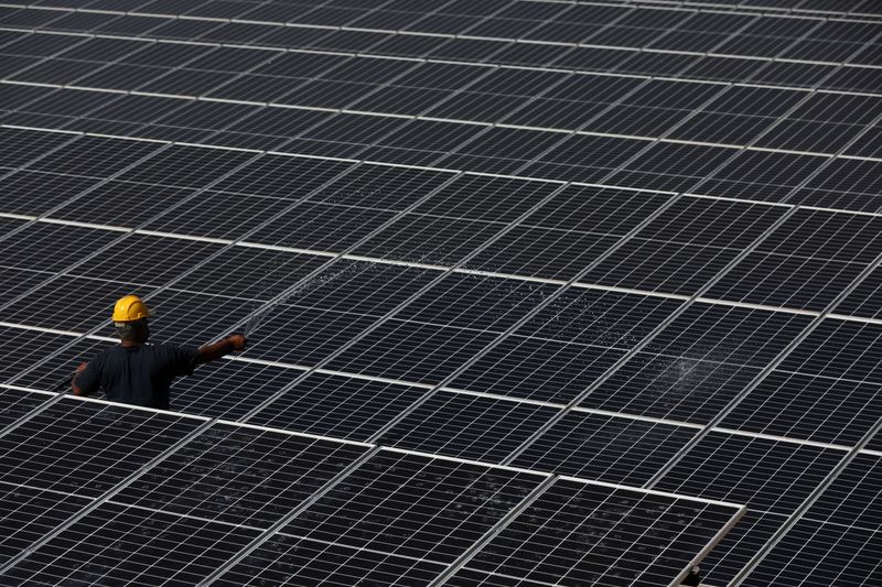 &copy; Reuters. An employee works among solar panels of Bemol Solar plant outside Manaus, Amazonas state, Brazil August 23, 2021. Picture taken August 23, 2021. REUTERS/Bruno Kelly