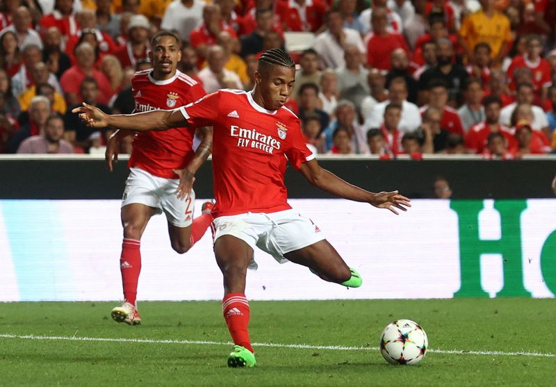 &copy; Reuters. David Neres, do Benfica, marca o terceiro gol da equipe contra o Dínamo de Kiev na fase classificatória da Liga dos Campeões. REUTERS/Pedro Nunes