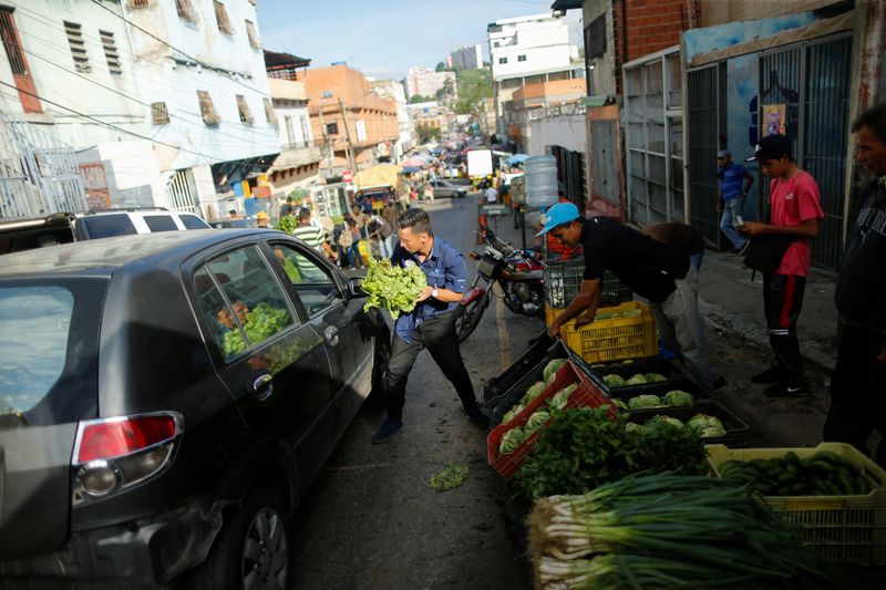 &copy; Reuters. FILE PHOTO: A man sells lettuce on a street near the municipal market in the popular neighborhood of Catia in Caracas, Venezuela June 11, 2022. Picture taken June 11, 2022. REUTERS/Leonardo Fernandez Viloria