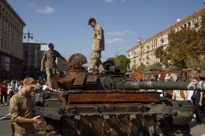 &copy; Reuters. Pessoas visitam tanques russos destruídos por forças ucranianas, em Kiev
21/08/2022
REUTERS / Valentyn Ogirenko