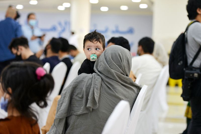 © Reuters. لاجئون من أفغانستان في مدينة الإمارات للخدمات الإنسانية في أبوظبي عام 2021. تصوير: فيديا تشاندراموهان - رويترز